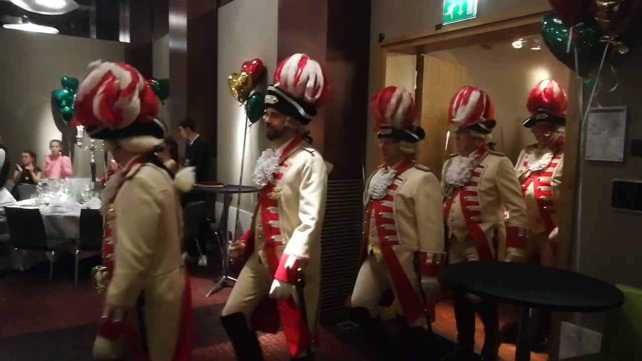 Einmarsch der Prinzen-Garde Köln bei der Sessionseröffnung der Große Allgemeine K.G.