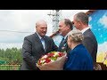 Лукашенко подарил Geely Atlas коллективу белыничского колхоза "Родина"