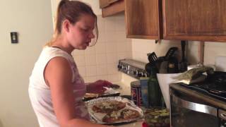 How a Blind Person Makes Naan Veggie Pesto Pizza #howeyeseeit