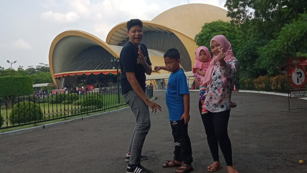 Family Time berkunjung ke pakde john di taman mini - YouTube