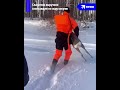 Помогли скользящей по льду косуле