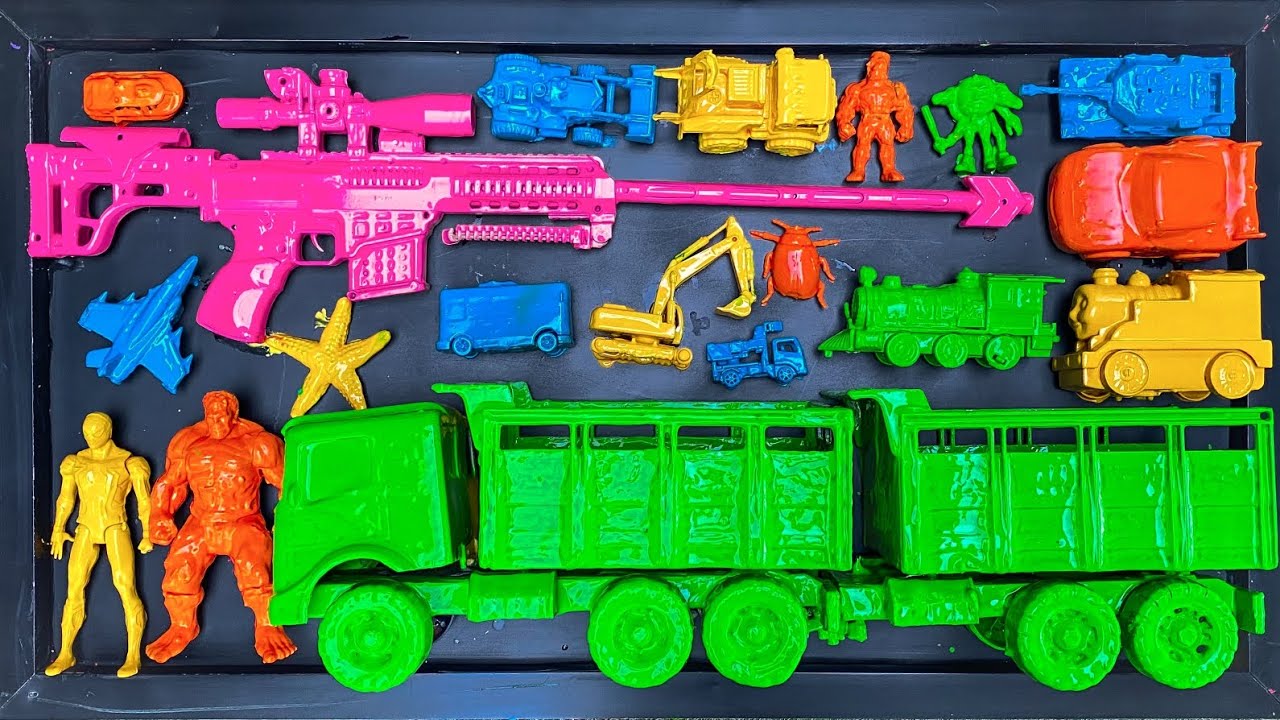 Membersihkan mainan mobil mobilan, mobil dump truck gandeng, Thomas, mobil McQueen, mobil bus 