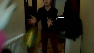 Tarkan Sıla,sema ile top oynuyor.