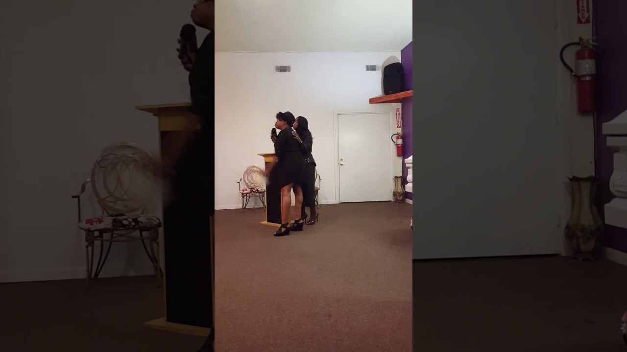 Woman acts a fool at a funeral!!! Watch