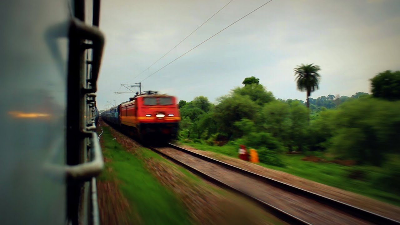 High Speed clash - BRC WAP-4E Azimabad Express crossing GZB WAP-4 Goa ...