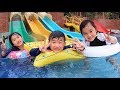 水上樂園滑梯 游泳挑戰！親子互動遊戲 短劇 旅行~Water Park Fun For Kids！