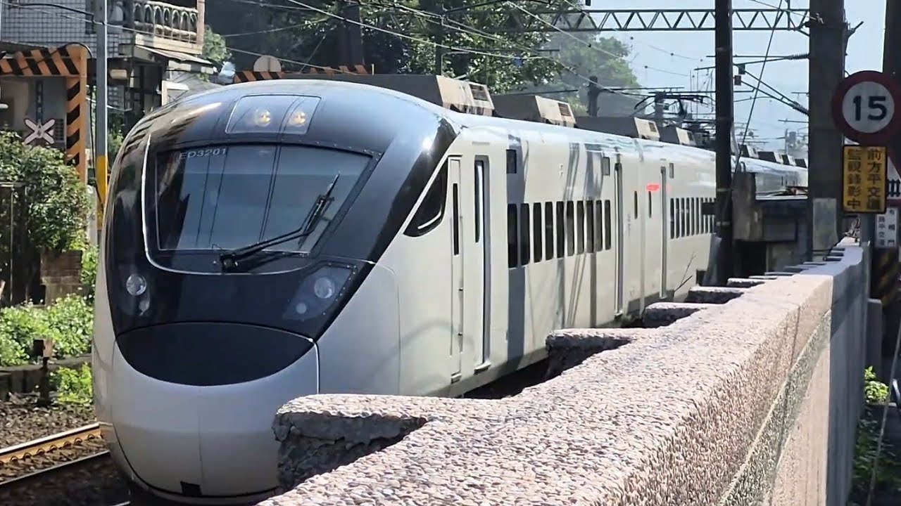 207次壽豐發車開往樹林的EMU3000型十二輛編組EMU3020皮蛋豆腐騰雲號綠色帶新城際自強號列車，和212次樹林開往花蓮的E500型鳴日色金光牌E536+十二節PP車廂+E517推拉式PP自強號