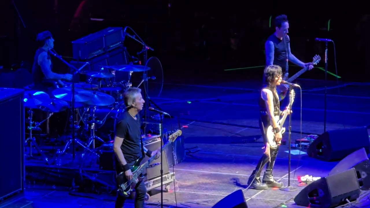 Joan Jett & The Blackhearts "I Love Rock' n' Roll" (The Arrows Cover) [at Kia Forum] LIVE