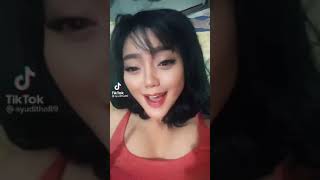 Tante lagi cukur bulu ketek