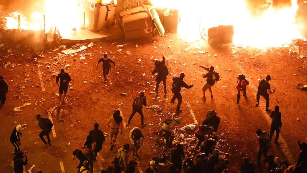 Quinta noche de protestas en el centro de Barcelona: arden Urquinaona y Vía Layetana