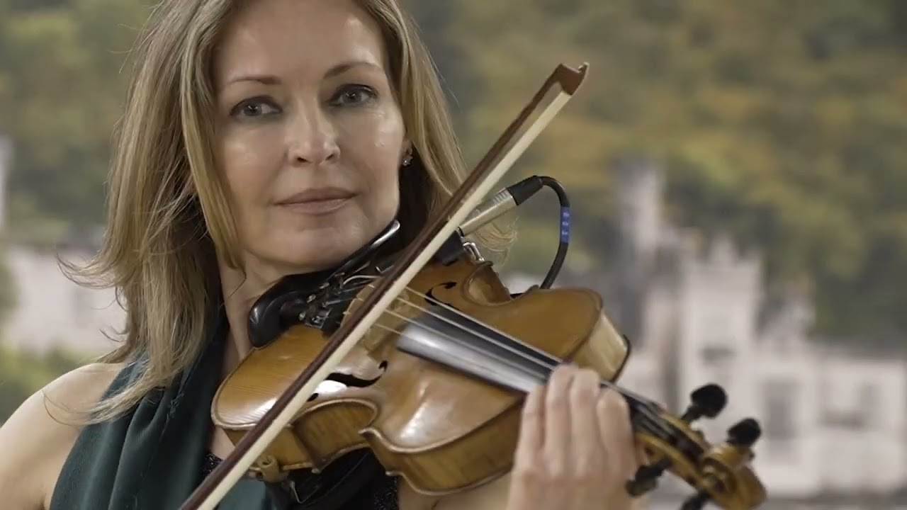 Actuación de Sharon Corr en Metro de Madrid por la Semana de Irlanda