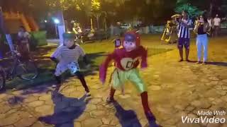 Chaves e Chapolin dançando passinho malado de BH