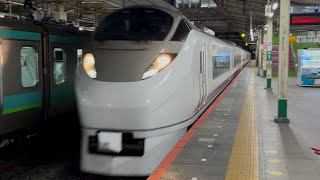 【4K高画質】E657系ｶﾂK-1編成（651系電車オマージュカラー塗装・トップナンバー）が特急ひたち３０号品川行きとして警笛を鳴らしながら松戸駅3番線を高速通過するシーン（80M）2026.8.24