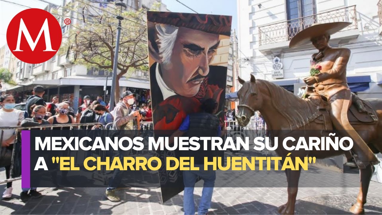 Colocan ofrenda en estatua de Vicente Fernández en la Plaza de los Mariachis