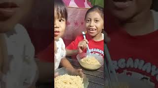 Kakak Adik Makan Mie Yang Ke Asinan