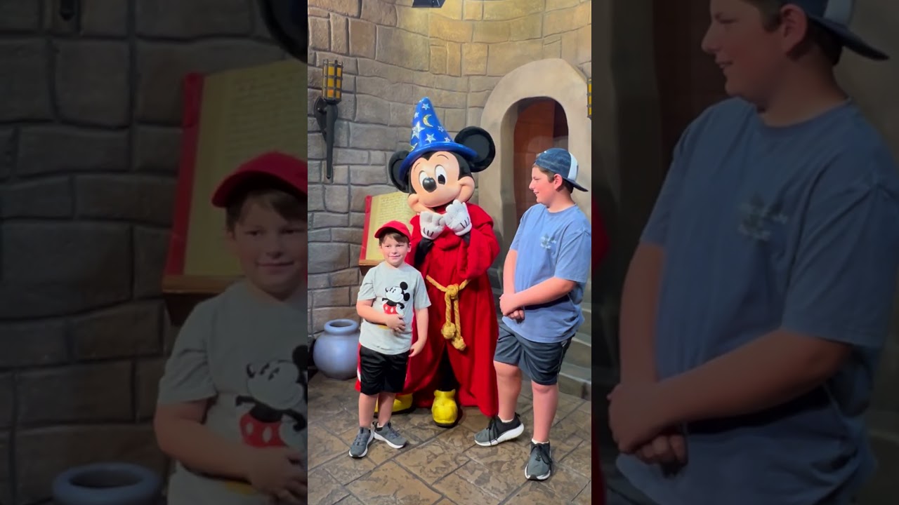 The Whole Crowd did the Wave at the Fantasmic Show + Sorcerer Mickey Mouse Meet & Greet Disney World