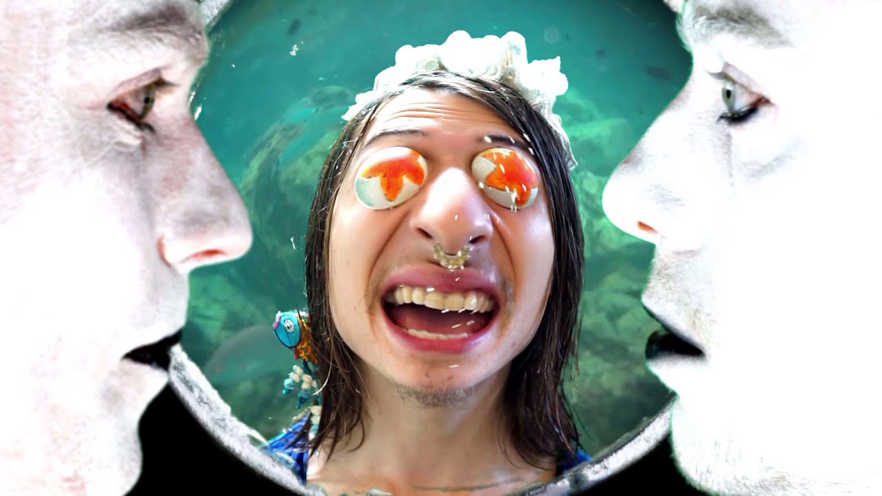 Legs On Wheels - Milktop Mandy (Official Video) bekijken op YouTube Legs On Wheels - Milktop Mandy (Official Video) bekijken op YouTube