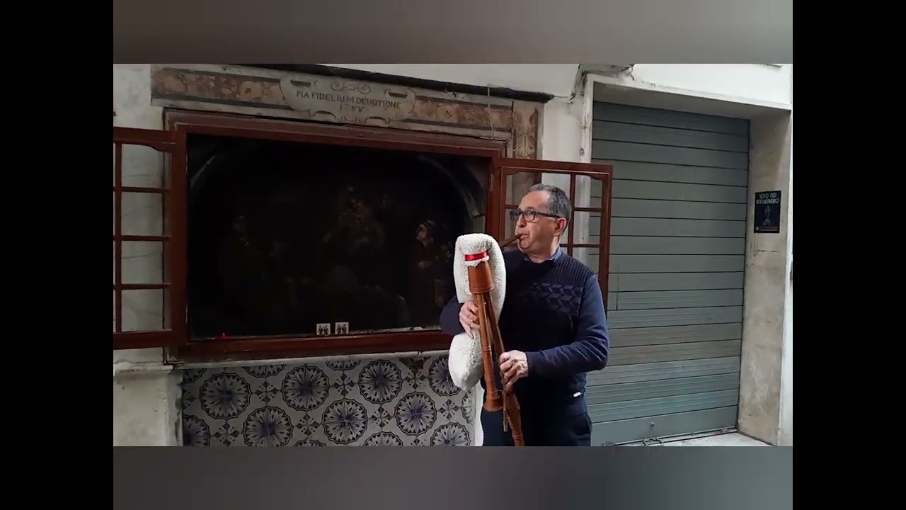 Attilio con la sua zampogna Augura Buon Natale 