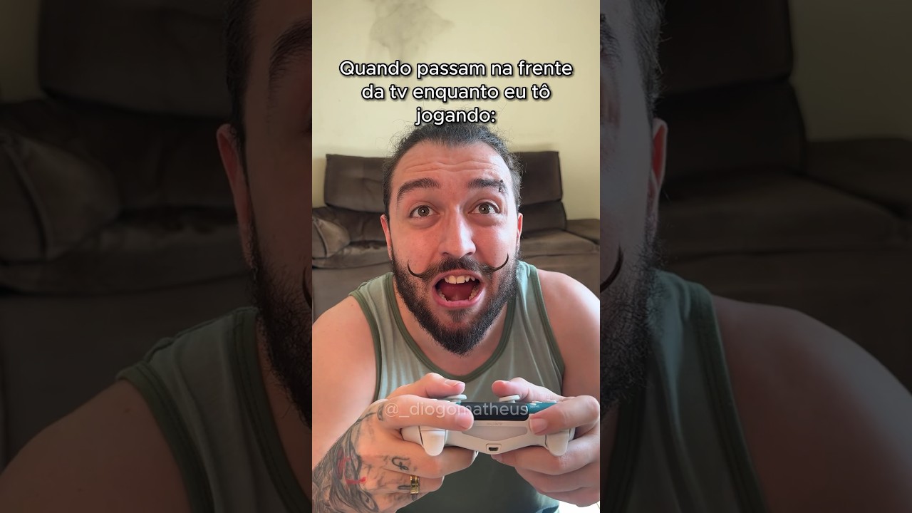 QUANDO PASSAM NA FRENTE DA TV ENQUANTO TÔ JOGANDO! 😂