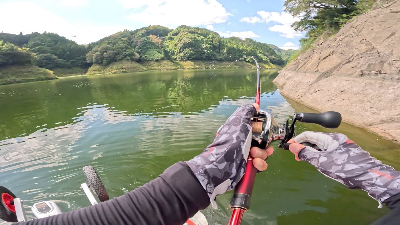 のんびりゴムボートで秋のクランキングを水中映像で楽しむ【バス釣り  