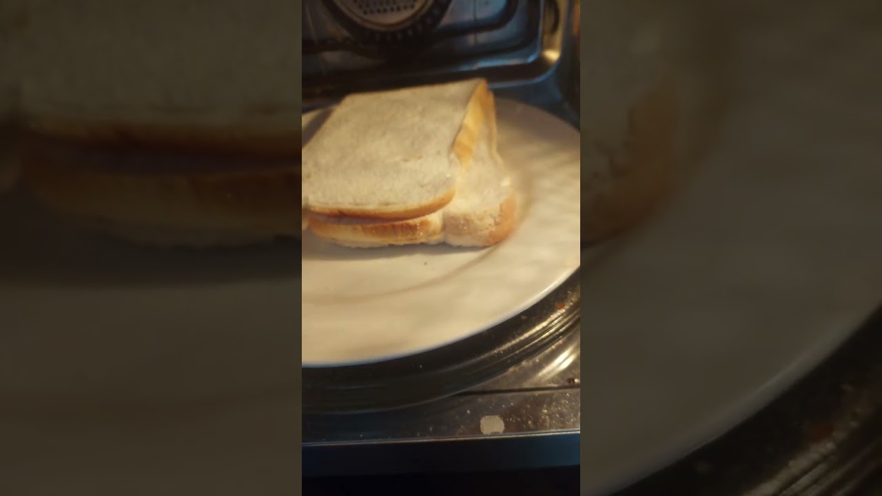 ТОСТОВЫЙ ХЛЕБ СТАНОВИТСЯ СУХИМ И ТВЕРДЫМ, ПОЭТОМУ Я РАЗОГРЕВАЮ ЕГО В МИКРОВОЛНОВКЕ