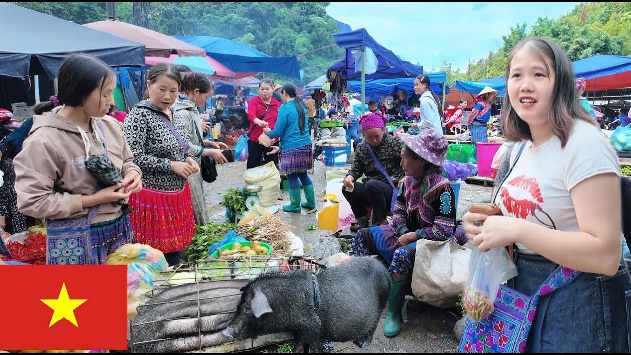 TRADITIONAL HIGHLAND MARKETS IN VIETNAM SELL MANY CLEAN AGRICULTURAL PRODUCTS AND MANY LIVESTOCK.