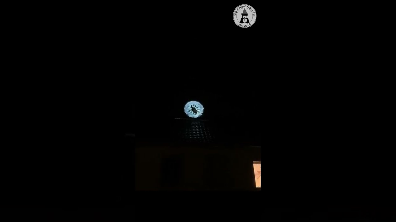 AtmosFX fliegende Hexe als digitale Projektion an der Turmuhr [Testlauf Halloween]