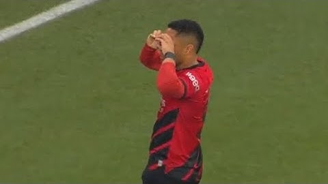 Vitor Roque imita comemoração de Pedri