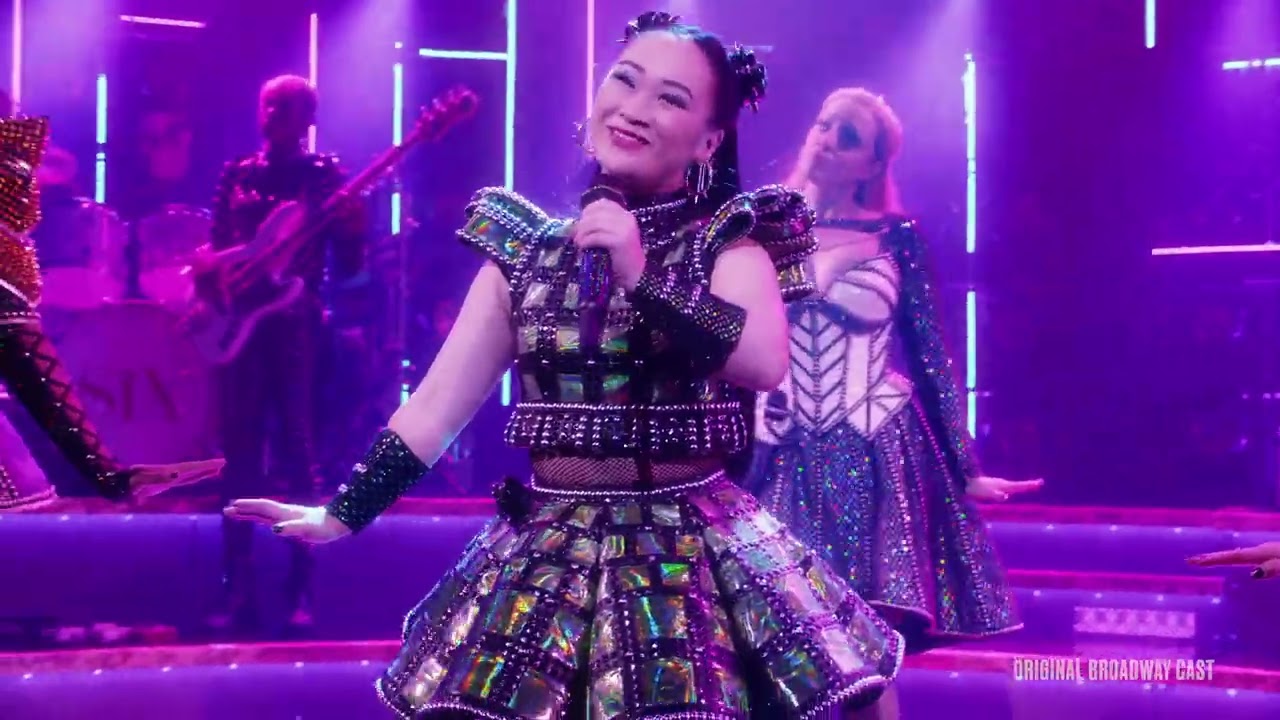 «SIX» возвращается в театр «Белк» с 4 по 9 ноября! Билеты уже в продаже!