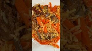 Рассыпчатый плов с салатом, солёными огурчиками и с домашним айраном