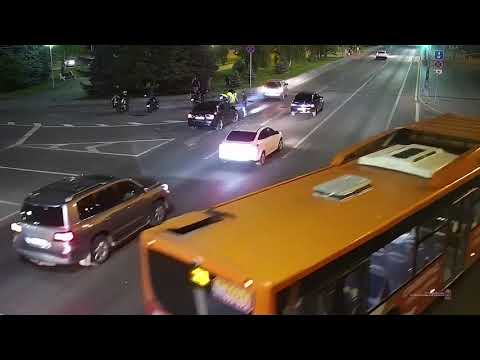 На видео попало вечернее ДТП в центре Волгограда с тремя пострадавшими