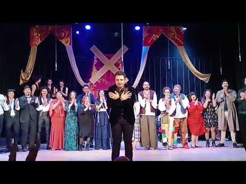 تحية عرض الطاحونة الحمراء