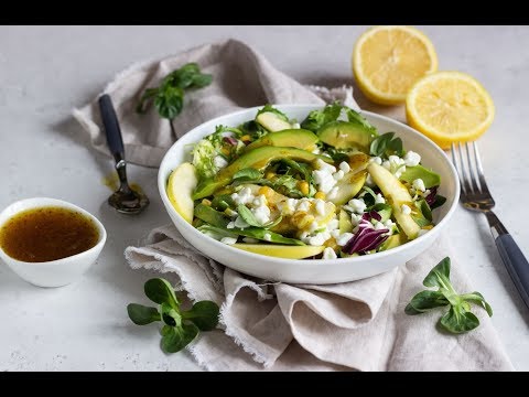 Зеленый салат с кукурузой, яблоком и творогом