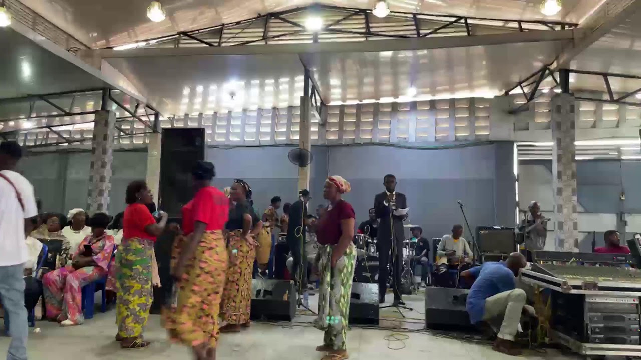 LES OBSÈQUES DE PAPA FIKISI