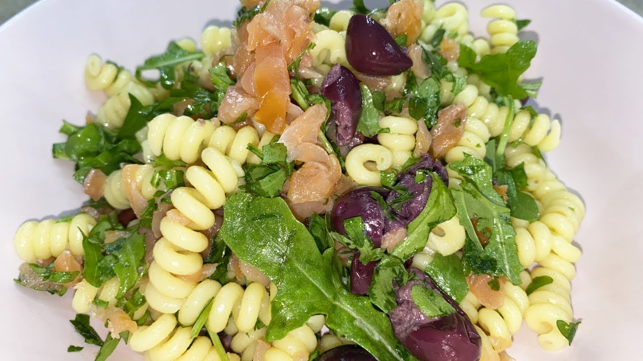 PASTA FREDDA SALMONE AFFUMICATO RUCOLA E OLIVE - YouTube