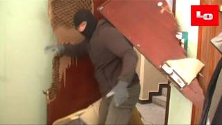 Nicht Zu Fassende Überwindung Einer Holztür.