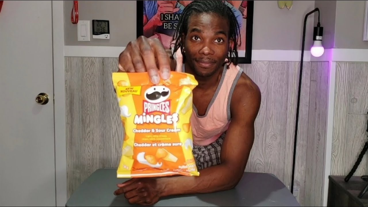 TRYING THE NEW CHEDDAR & SOUR CREAM PRINGLES AND RANKING IT