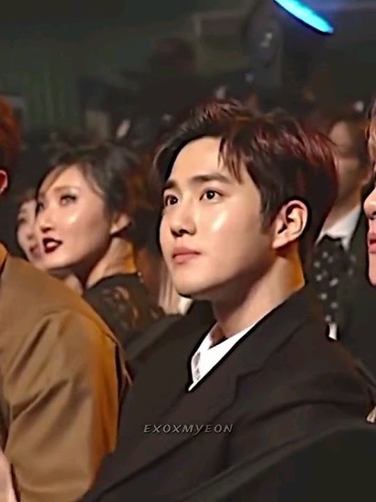The most powerful look at the camera during award ceremonies #exo #baekhyun