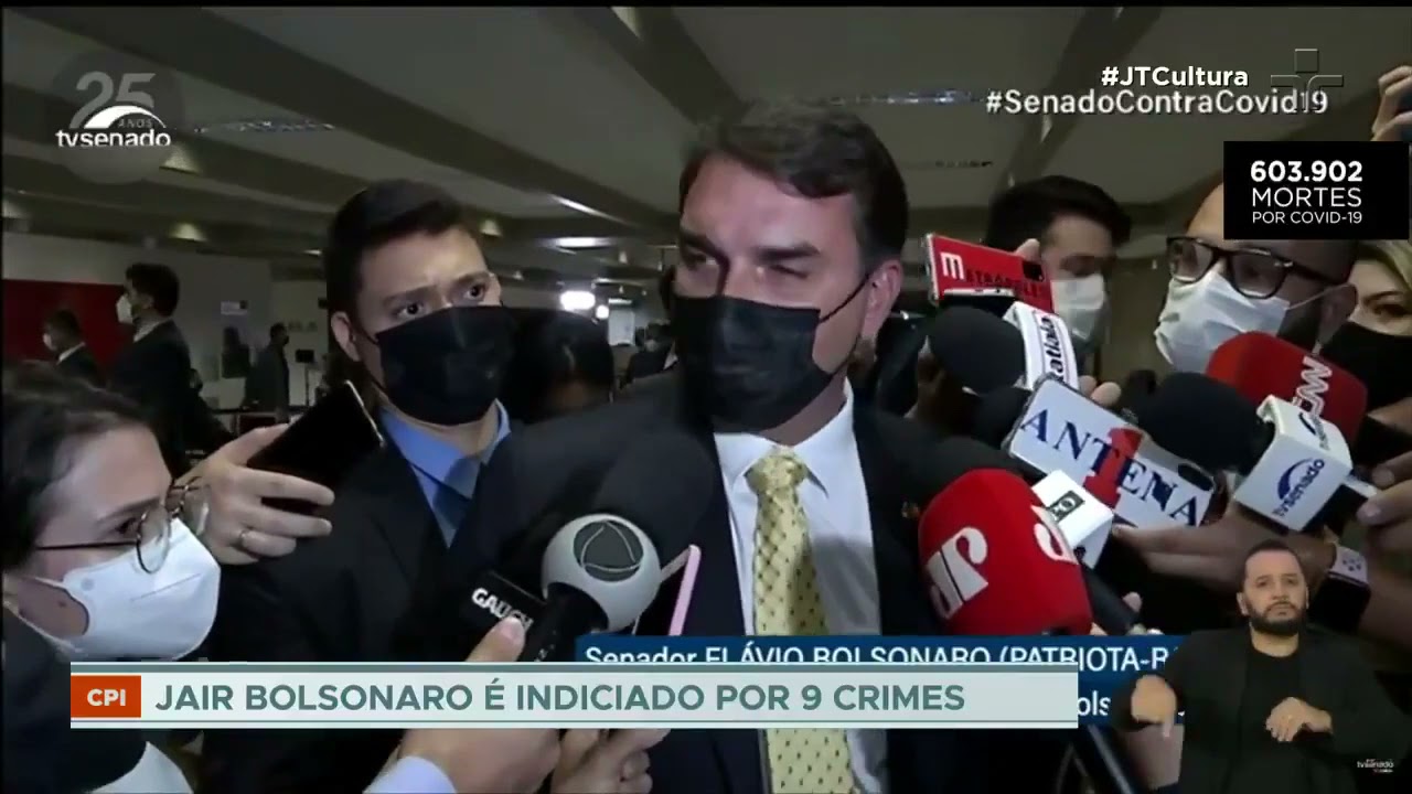 Renan Calheiros entrega relatório final da CPI e atribui nove crimes a Bolsonaro