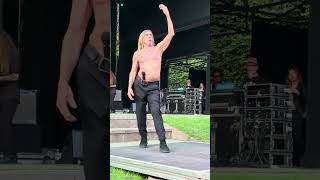 ⚡🔥 Iggy Pop – in the Red Hot Chili Peppers orbit – shirtless and still louder than younger bands