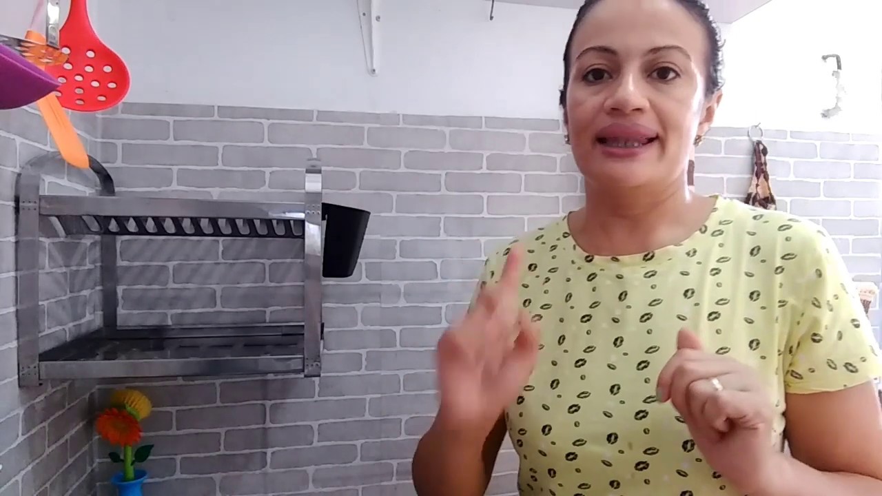 Como ganhei espaço na minha pia da cozinha, colocando meu escorredor de  louças na parede 