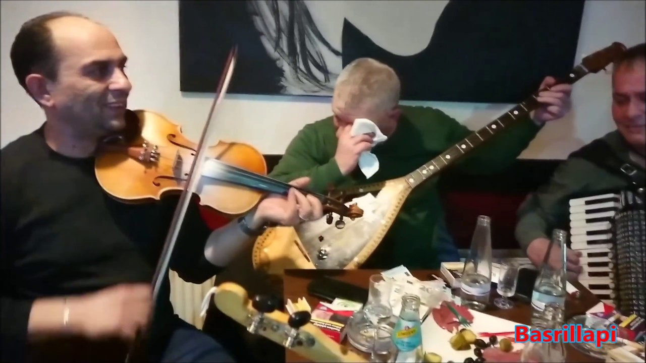 Këngetari këndon me lot në sy ju bën të qani shiqoni qka osht malli për Atdhe malli i vendlindjes