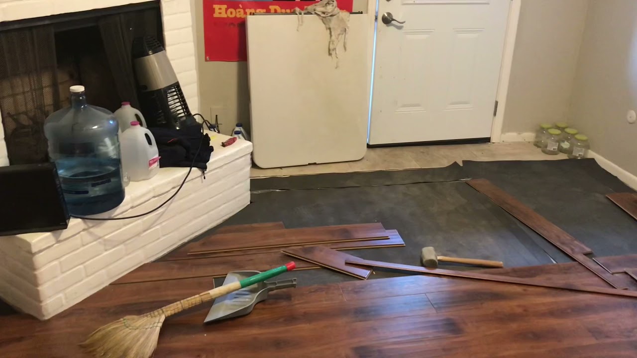 739. 27/10: Tôi lột thảm thay laminate và cảm giác nhà thầu VN khi thấy cờ Tổ Quốc trong nhà tôi.