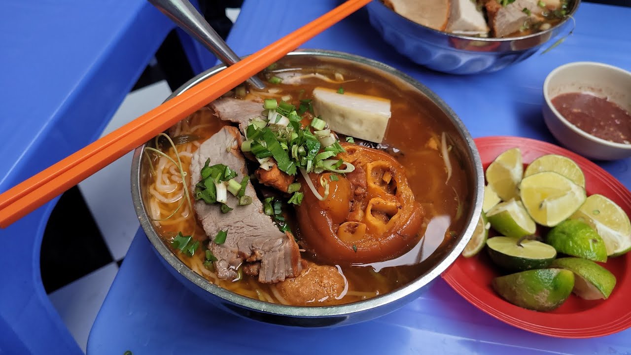 Quá khủng tô bún riêu 50 cành quận 6 ăn no ná thở//Phố Bụi - YouTube