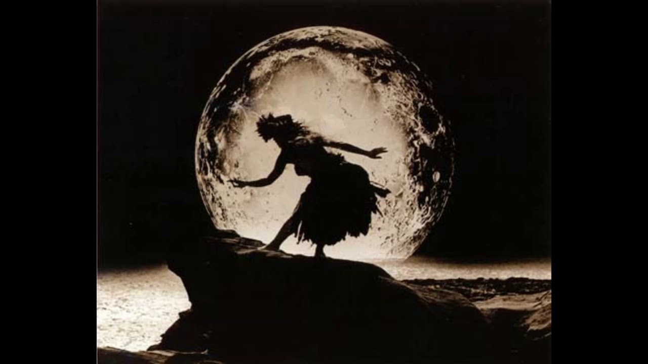 Девочка луна танцуй. Полнолуние и ведьма. Ведьма и Луна. Девушка танцует при Луне. Танцы на Луне.