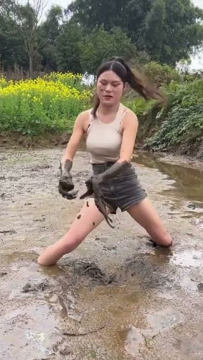 Cute Girl Catching Eel in Mud | Solo eel fishing in China #shorts [#1697]
