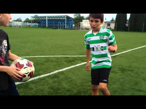 Video: Jak Naučit Dítě Hrát Fotbal