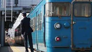 【朝日を浴びて】413系AM05編成 528M普通高岡行き 新富山口駅発車