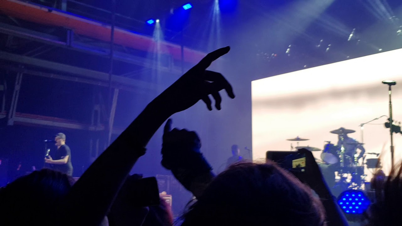 Fall Out Boy Uma Thurman 04/08/2018 YouTube