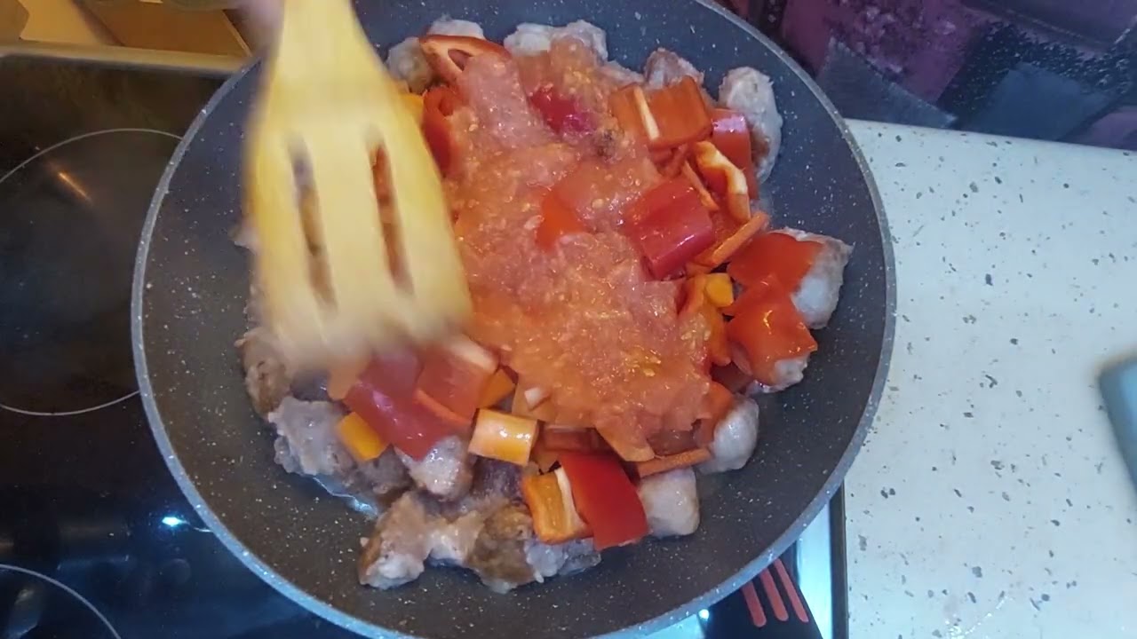 Мясо индейки с овощами в соусе, вкусное блюдо